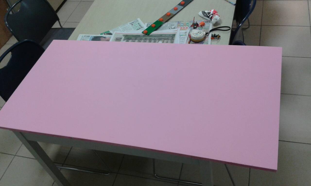 找塊木塊，用漆塗上，要塗很多遍才會漂亮