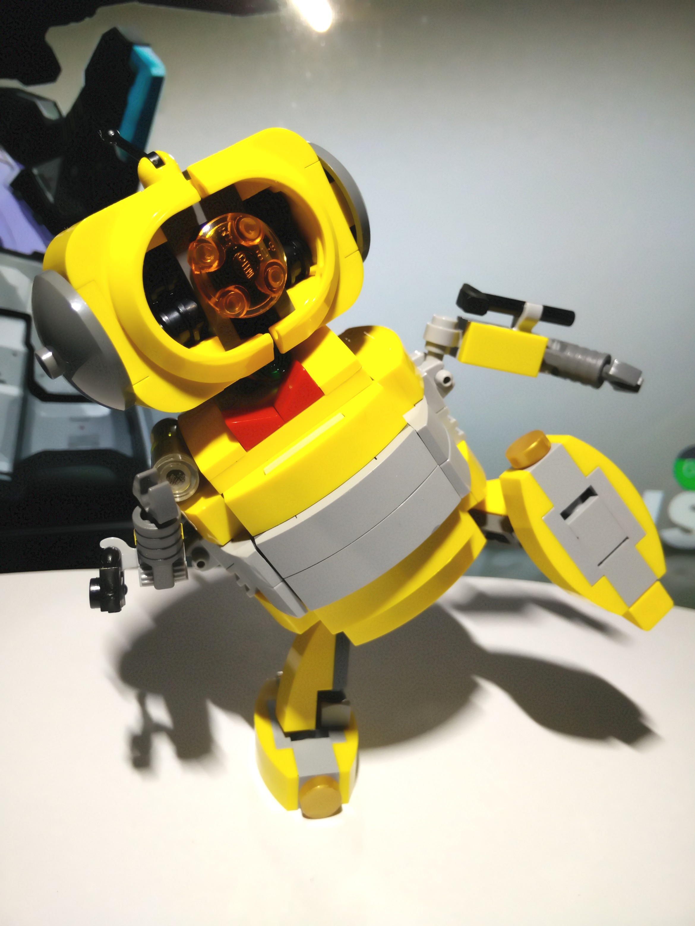 LEGO MOC Household Bot Yellow Crystal 02.jpg