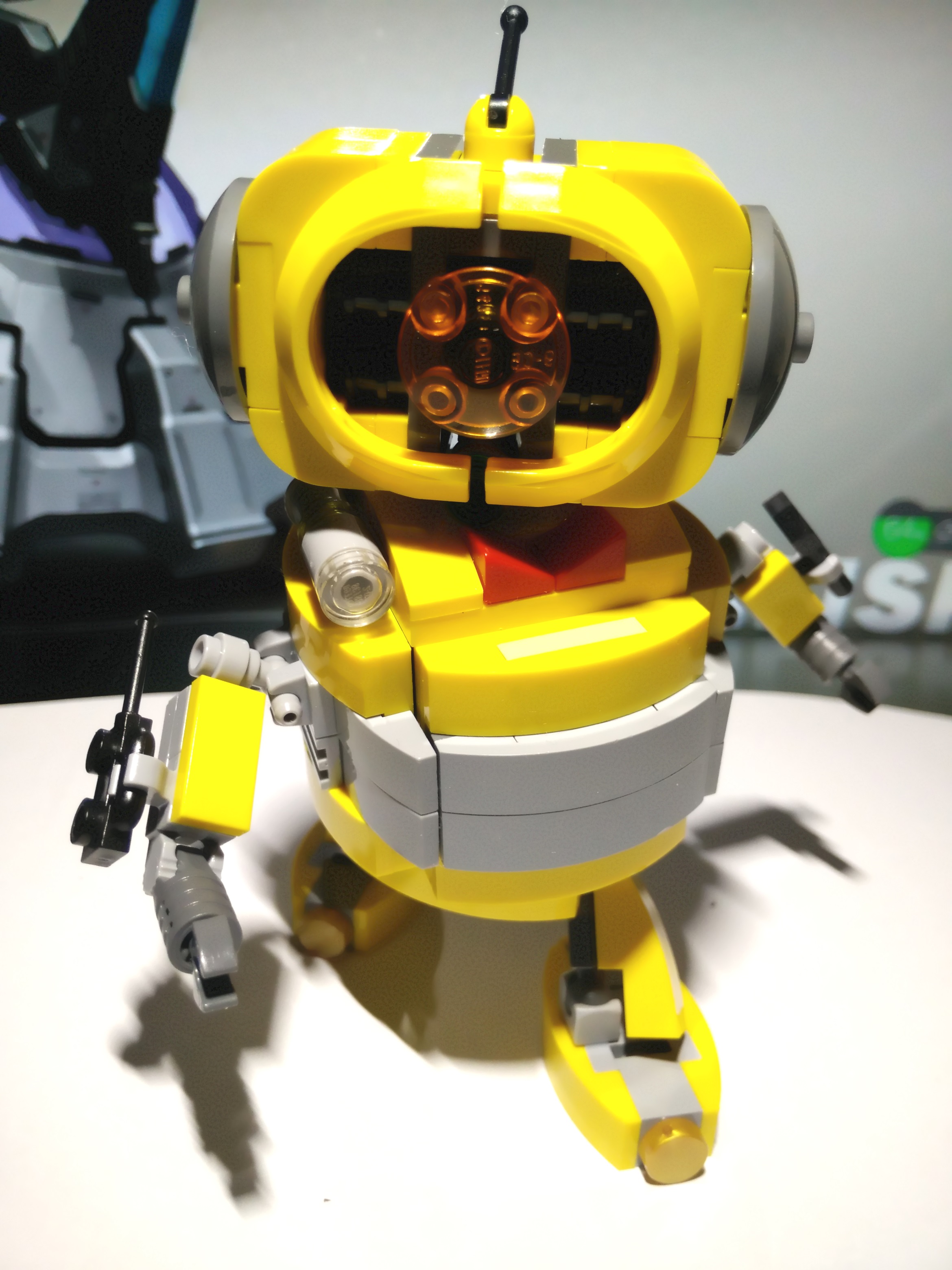 LEGO MOC Household Bot Yellow Crystal 03.jpg
