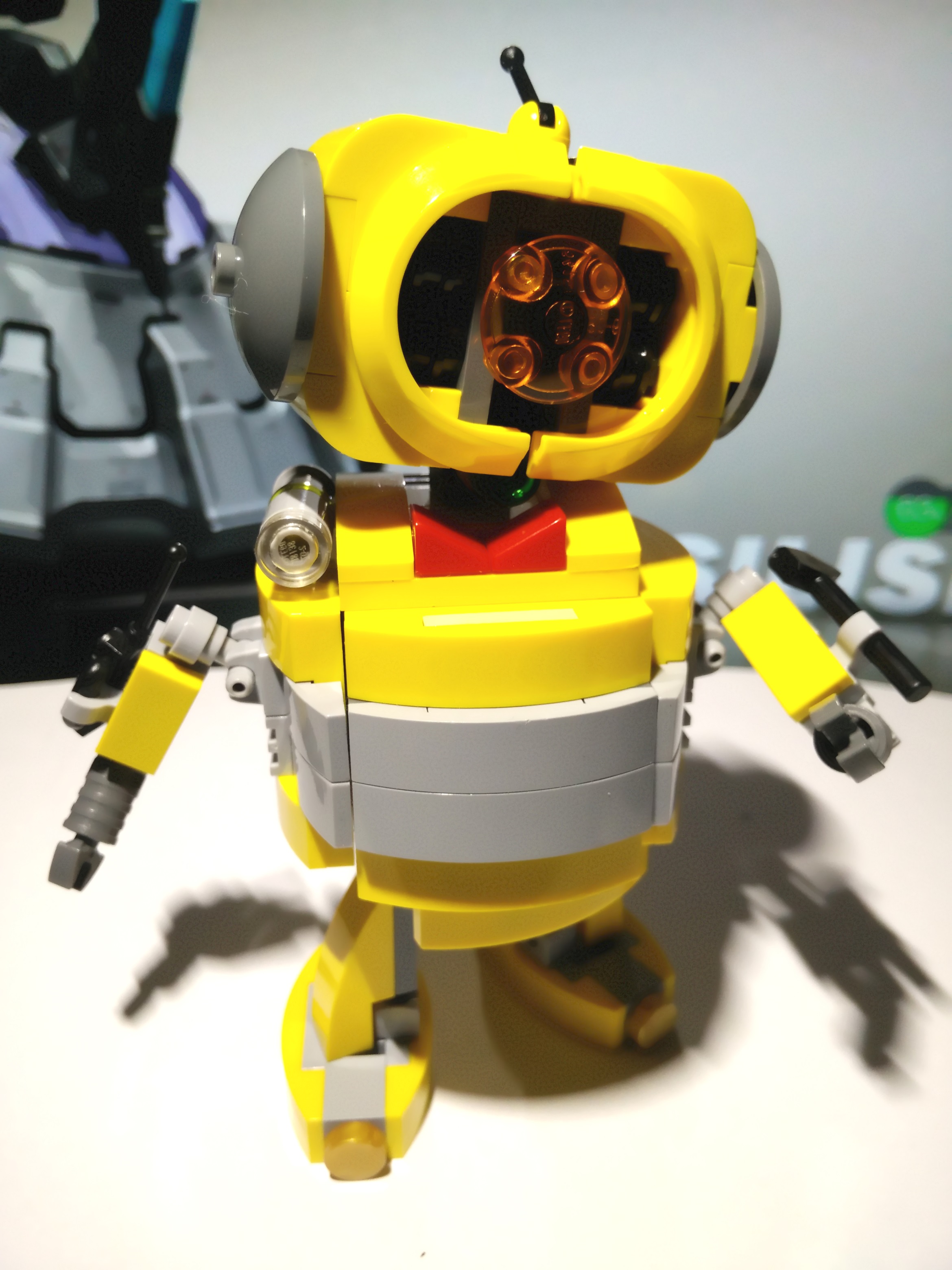 LEGO MOC Household Bot Yellow Crystal 04.jpg