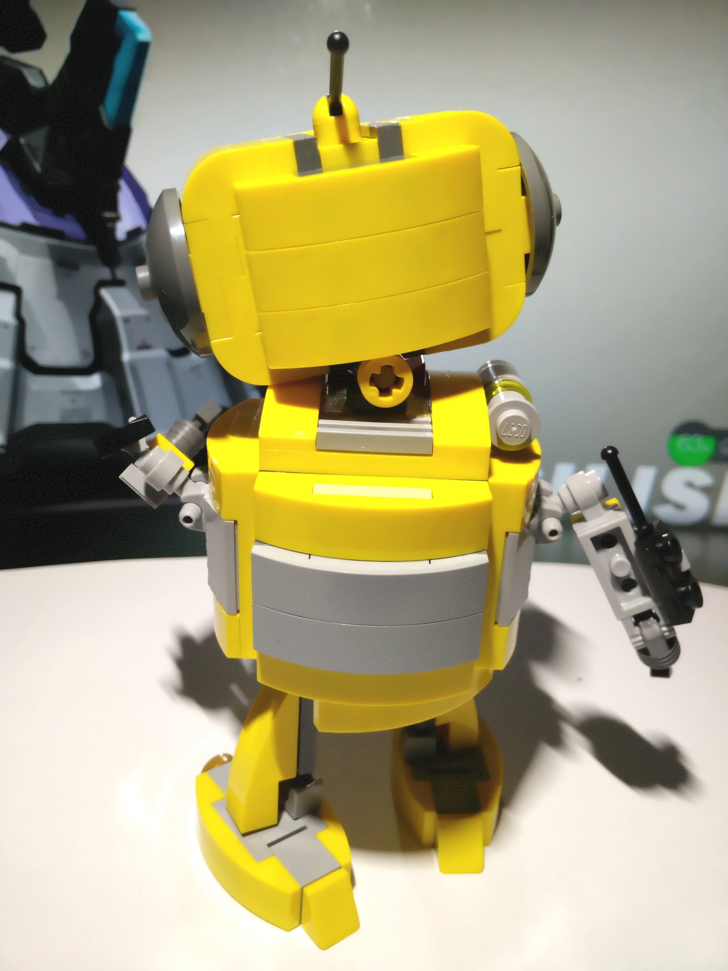 LEGO MOC Household Bot Yellow Crystal 05.jpg