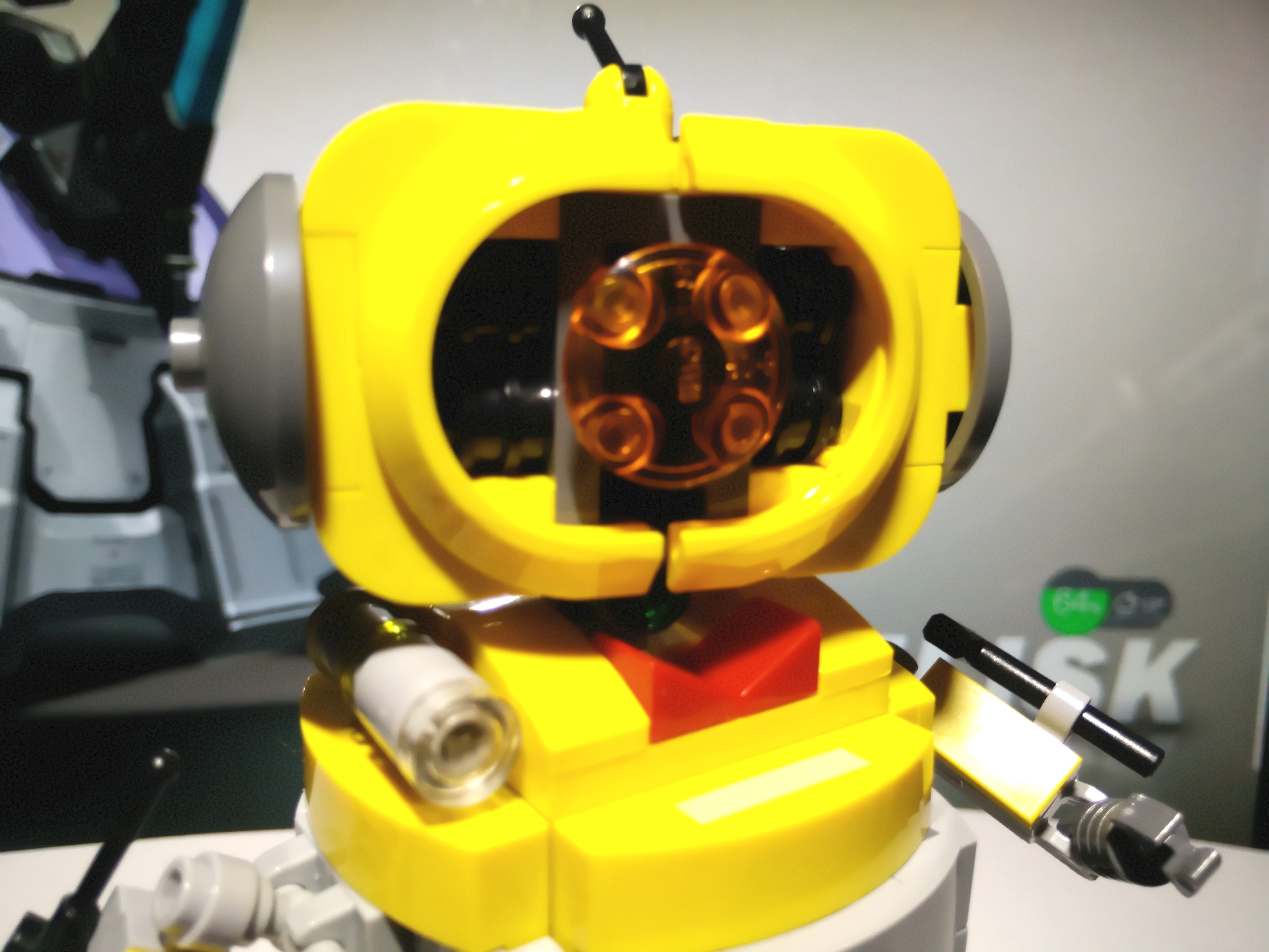 LEGO MOC Household Bot Yellow Crystal 06.jpg