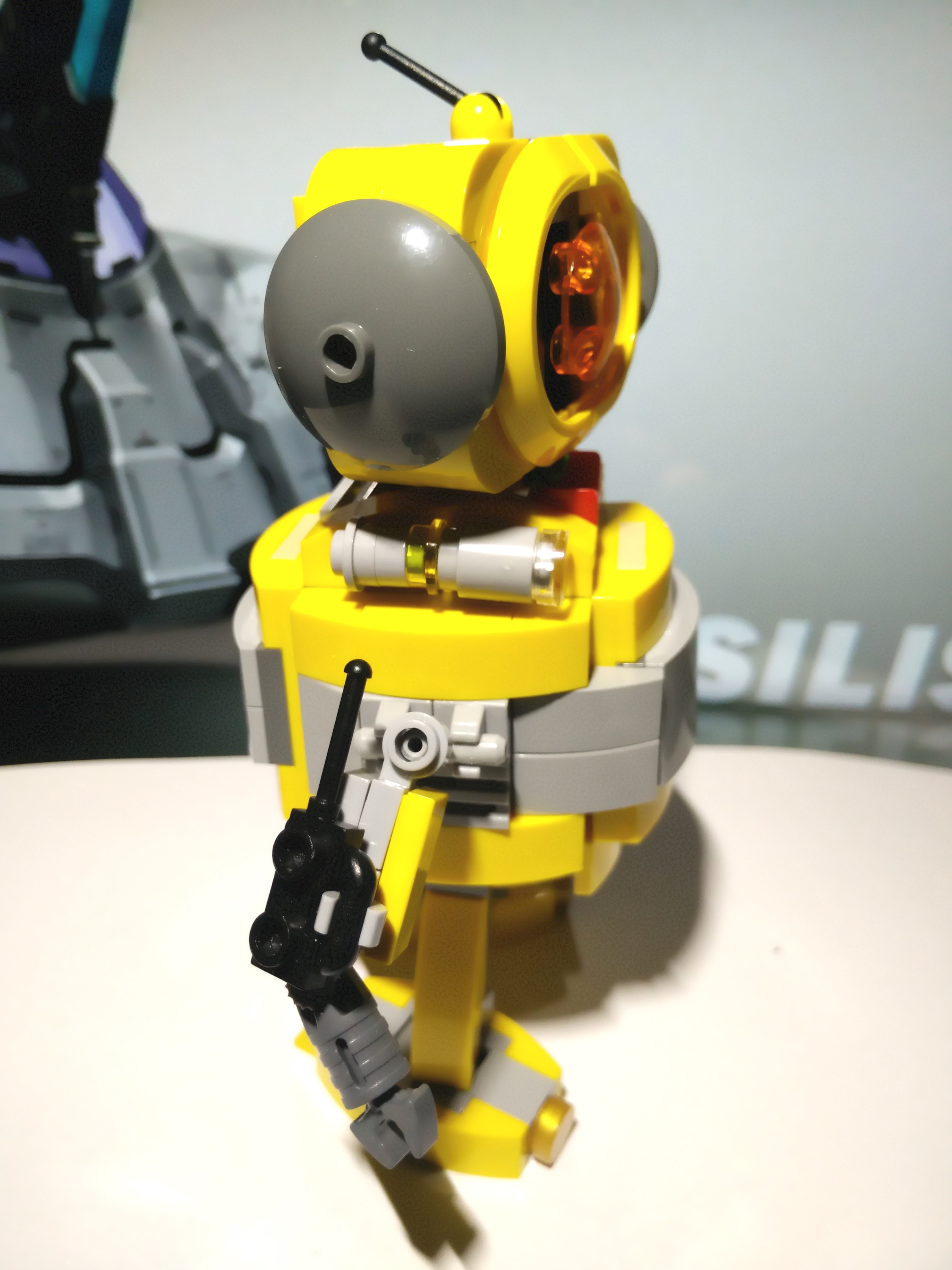 LEGO MOC Household Bot Yellow Crystal 07.jpg