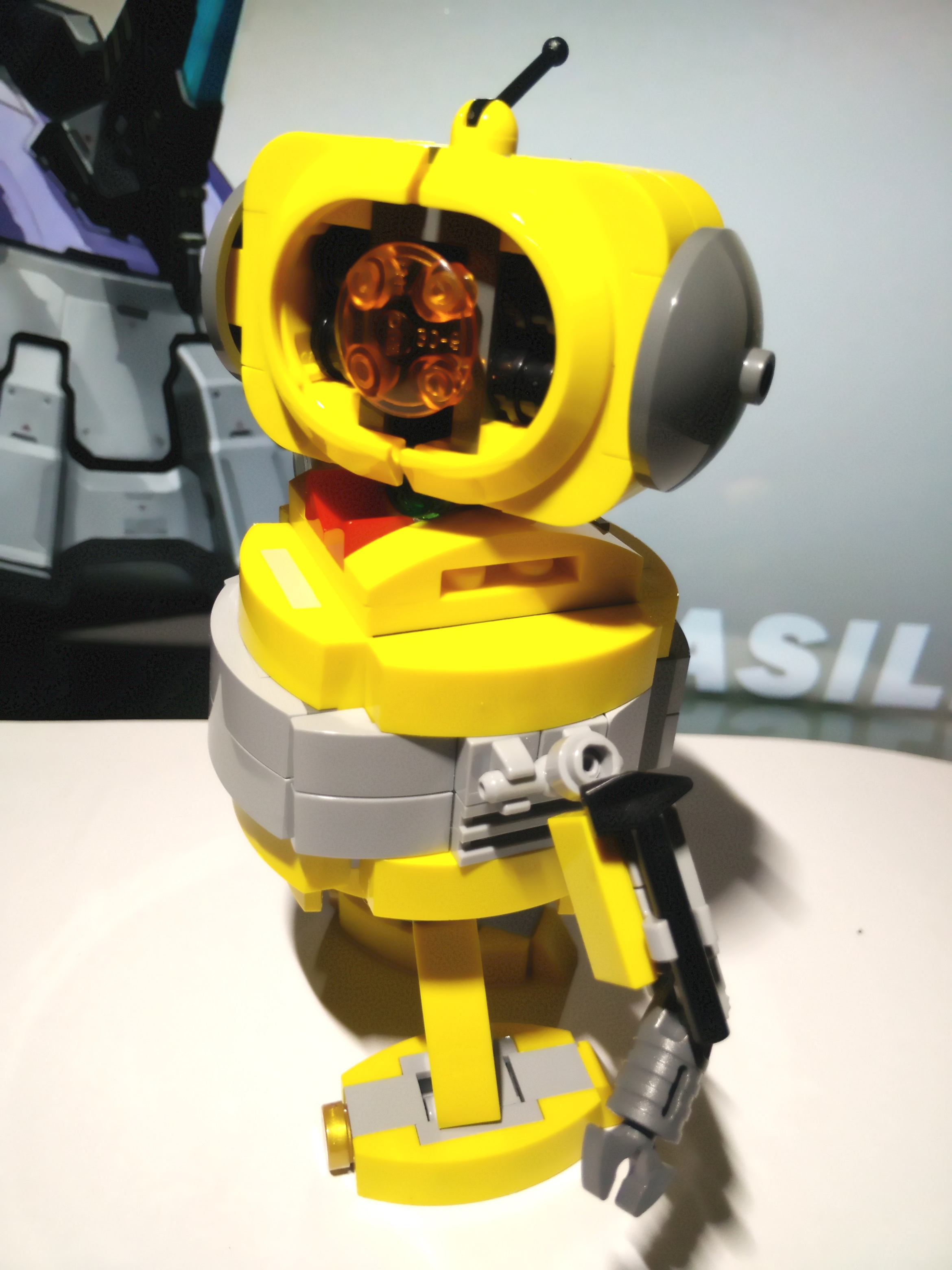LEGO MOC Household Bot Yellow Crystal 08.jpg