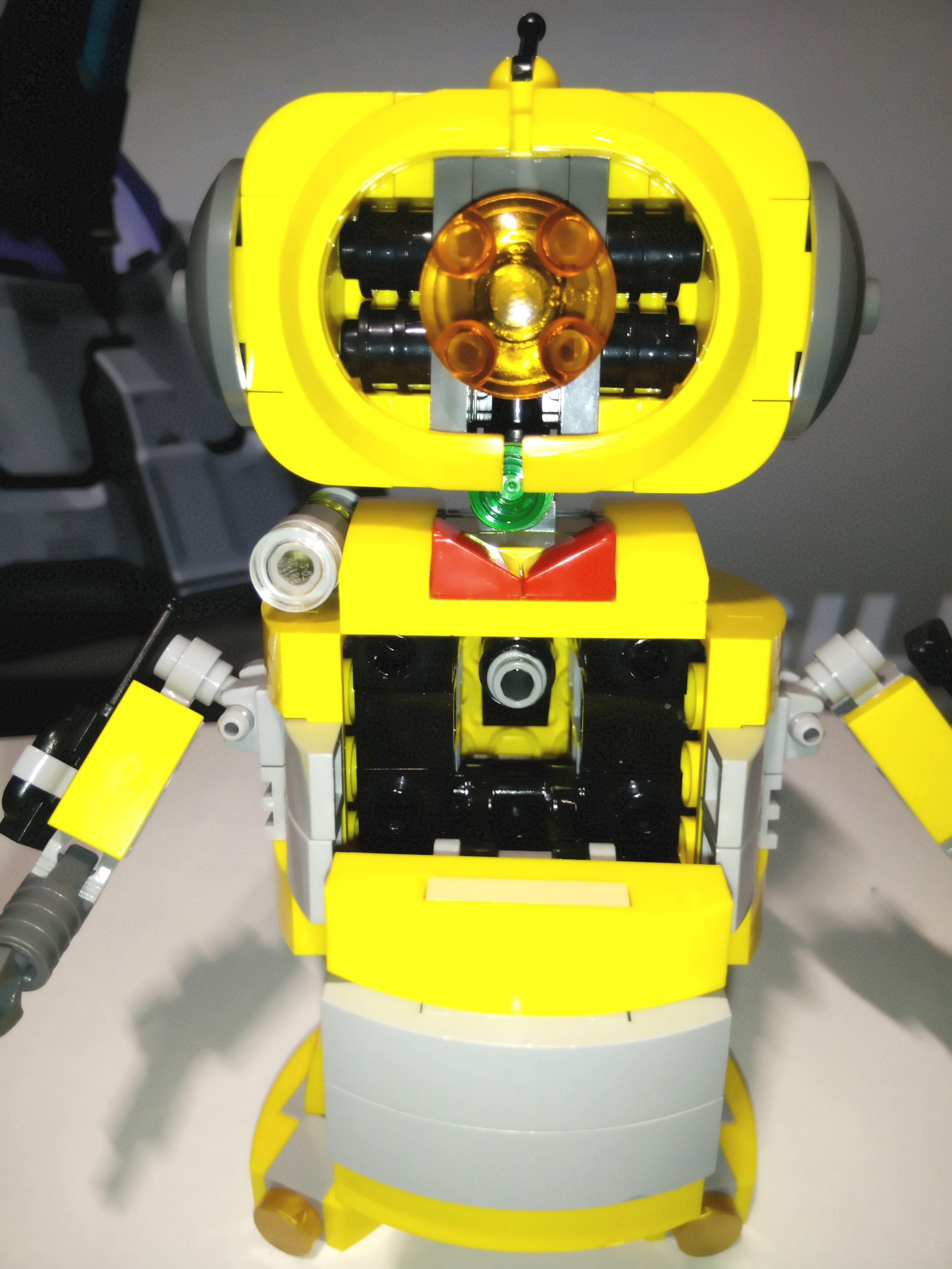 LEGO MOC Household Bot Yellow Crystal 09.jpg