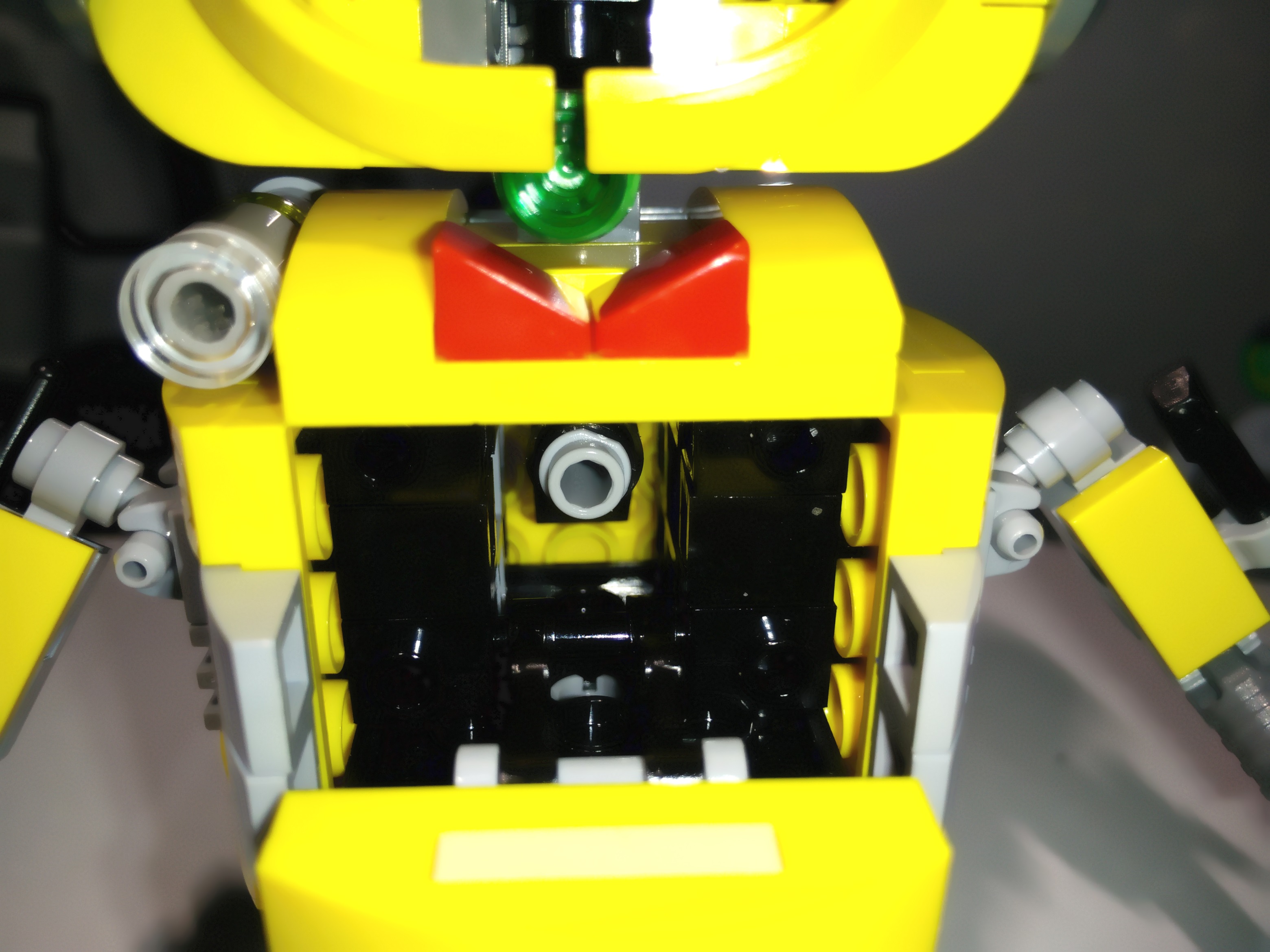 LEGO MOC Household Bot Yellow Crystal 10.jpg