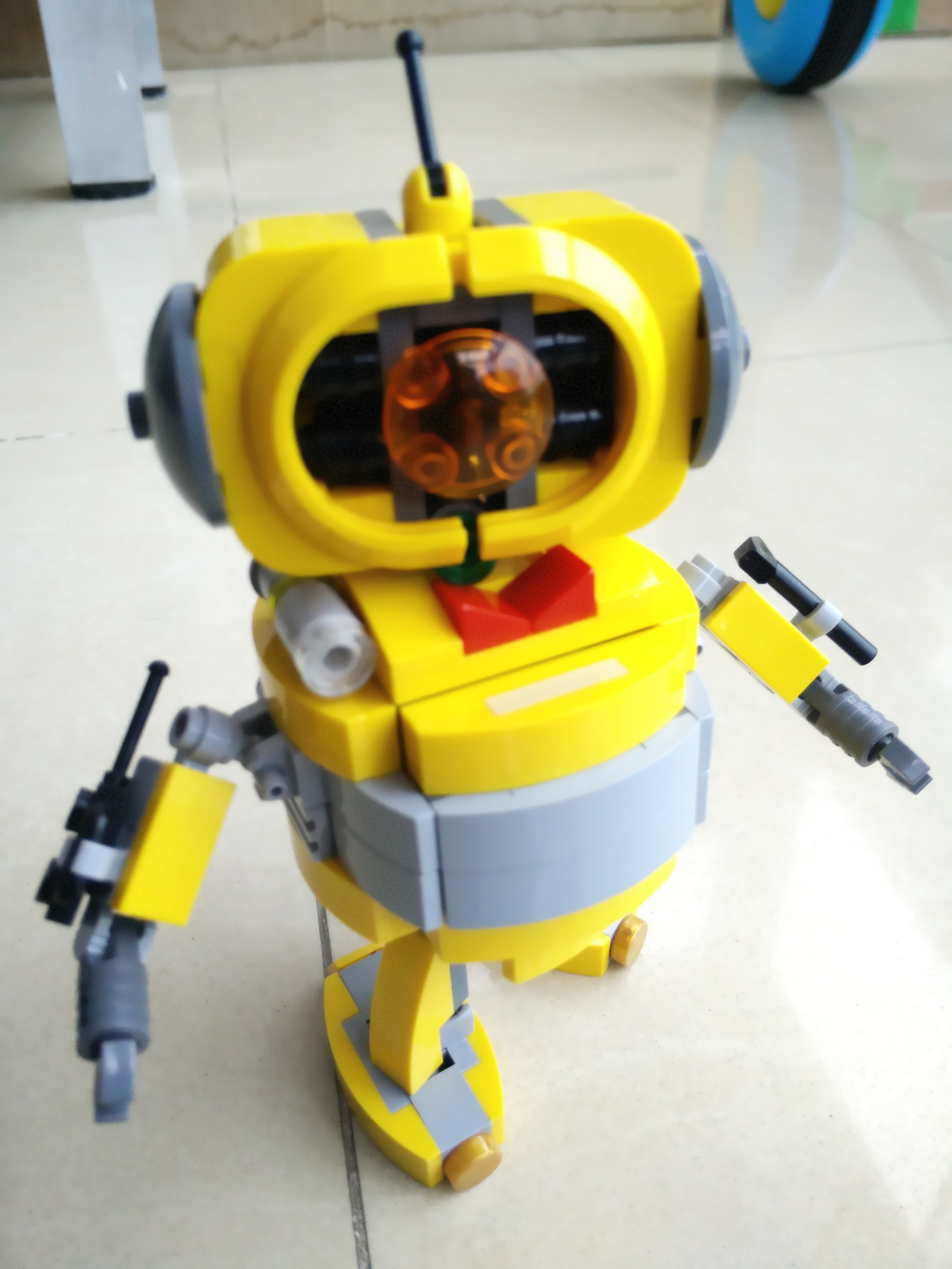 LEGO MOC Household Bot Yellow Crystal 11.jpg