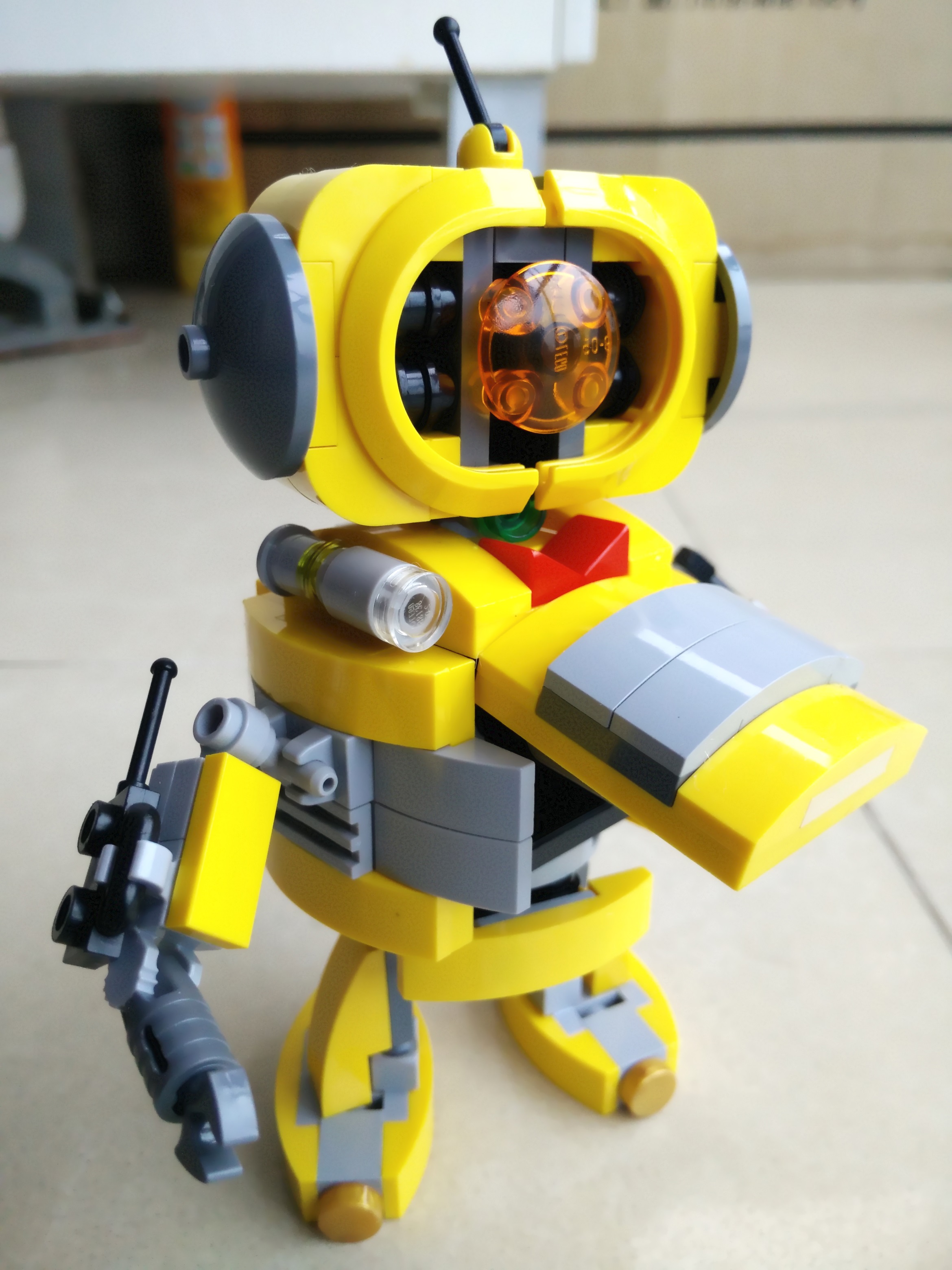 LEGO MOC Household Bot Yellow Crystal 12.jpg