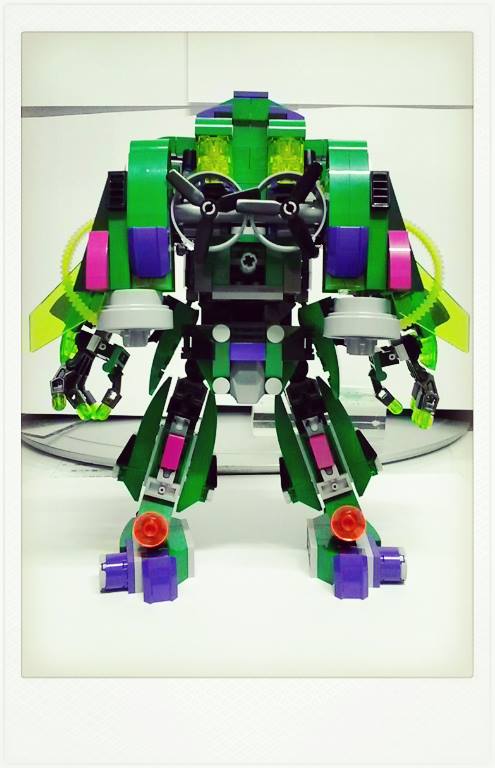 背後增加了噴射背包