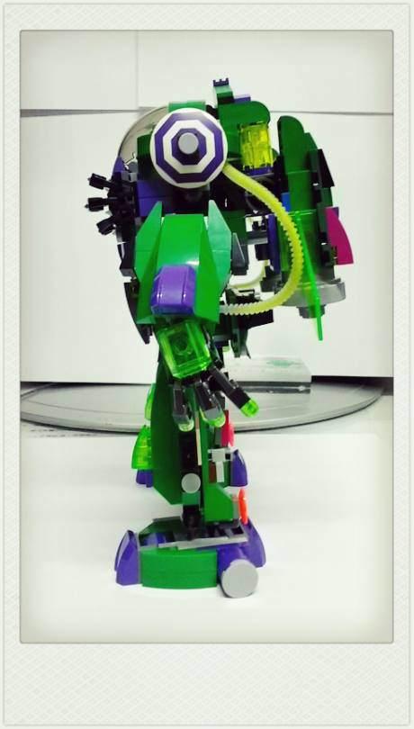 側面看有點像潛水服