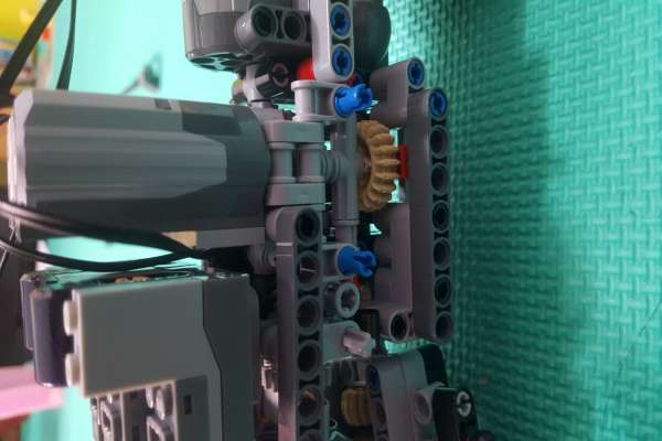 變速與絞盤設計，局部特寫