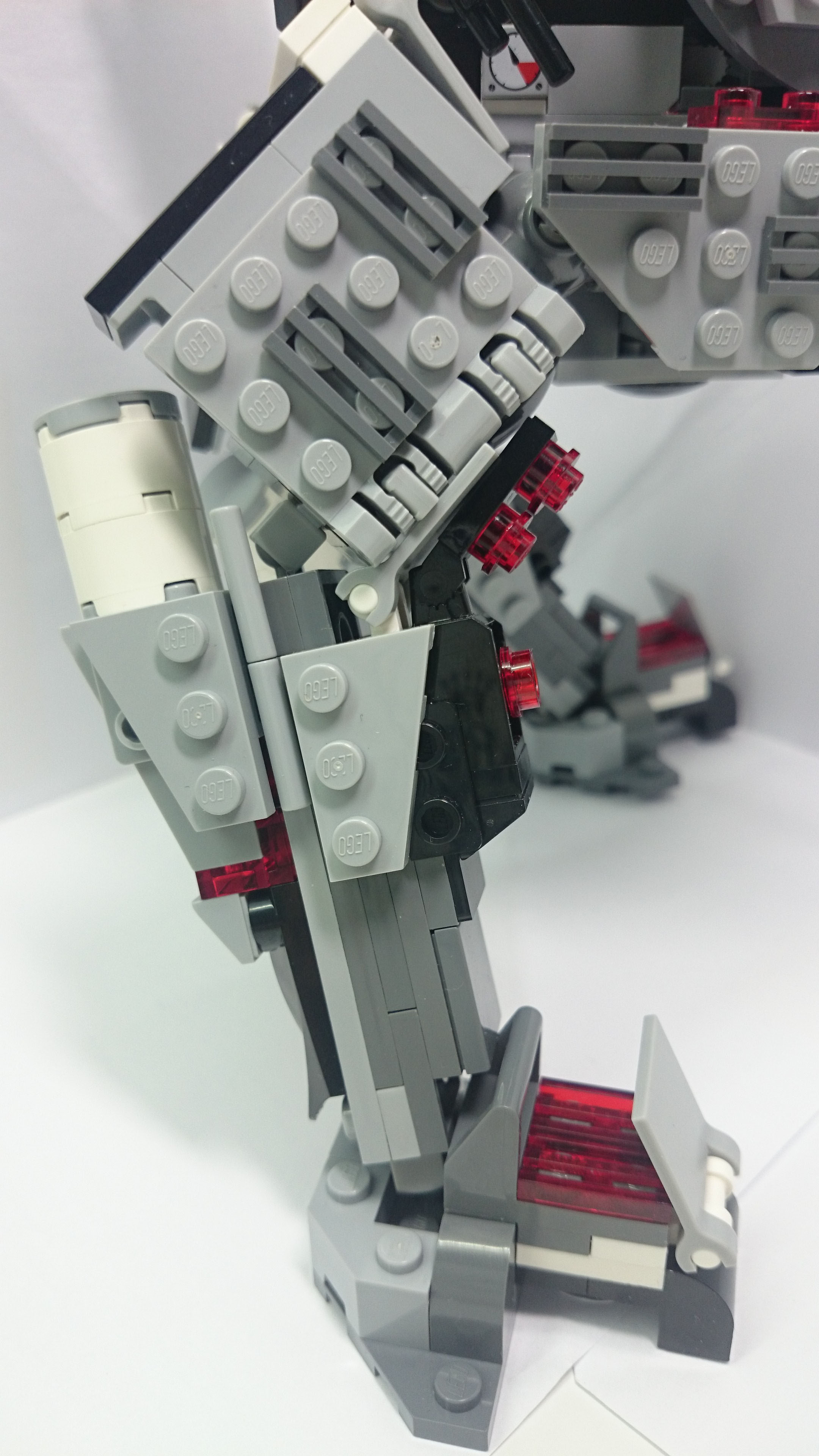 美腿(誤) 特色是裝甲大多可以調整角度，方便固定關節