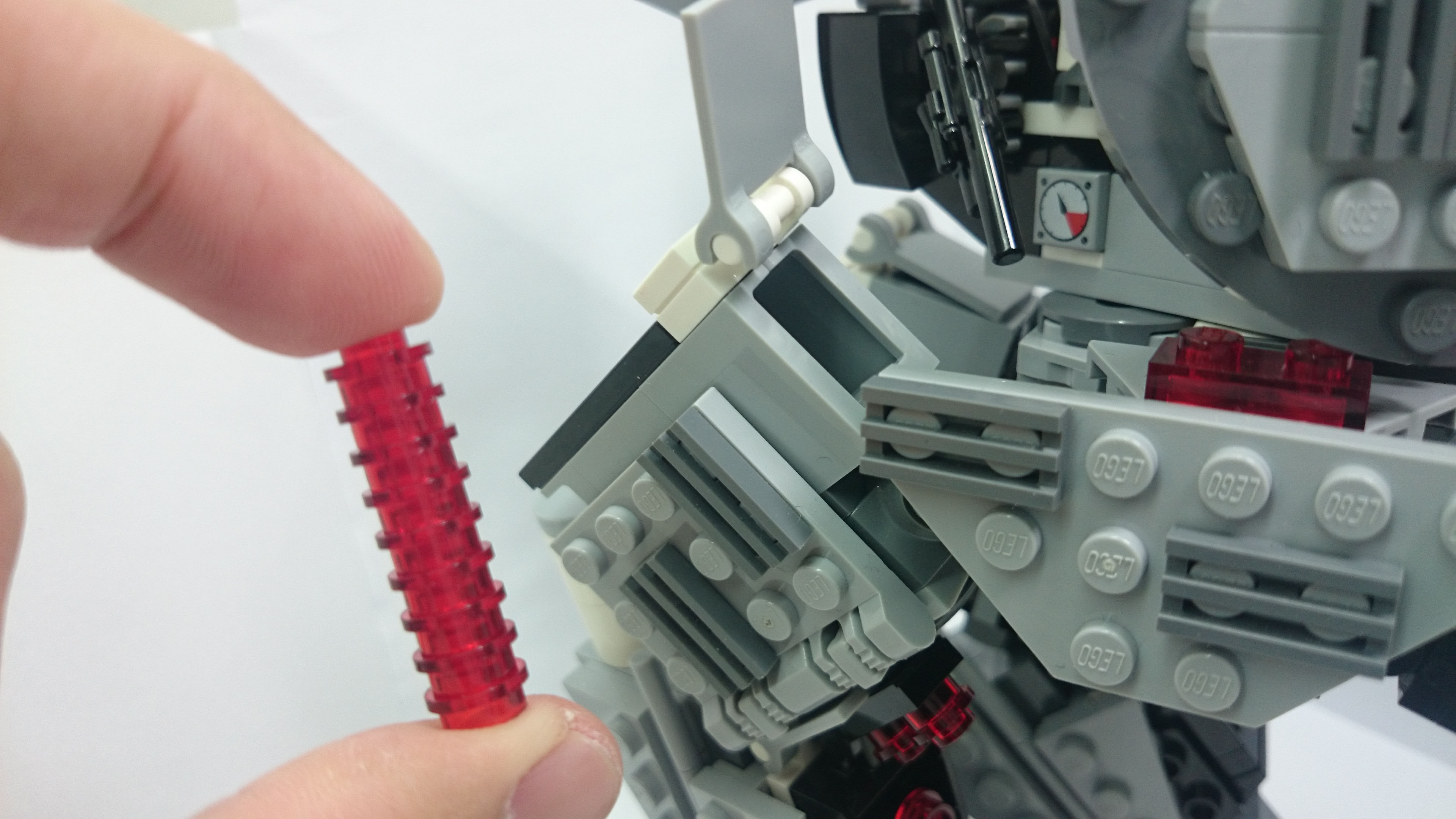 大腿上的是彈藥集裝箱，掀開可取出9顆studs