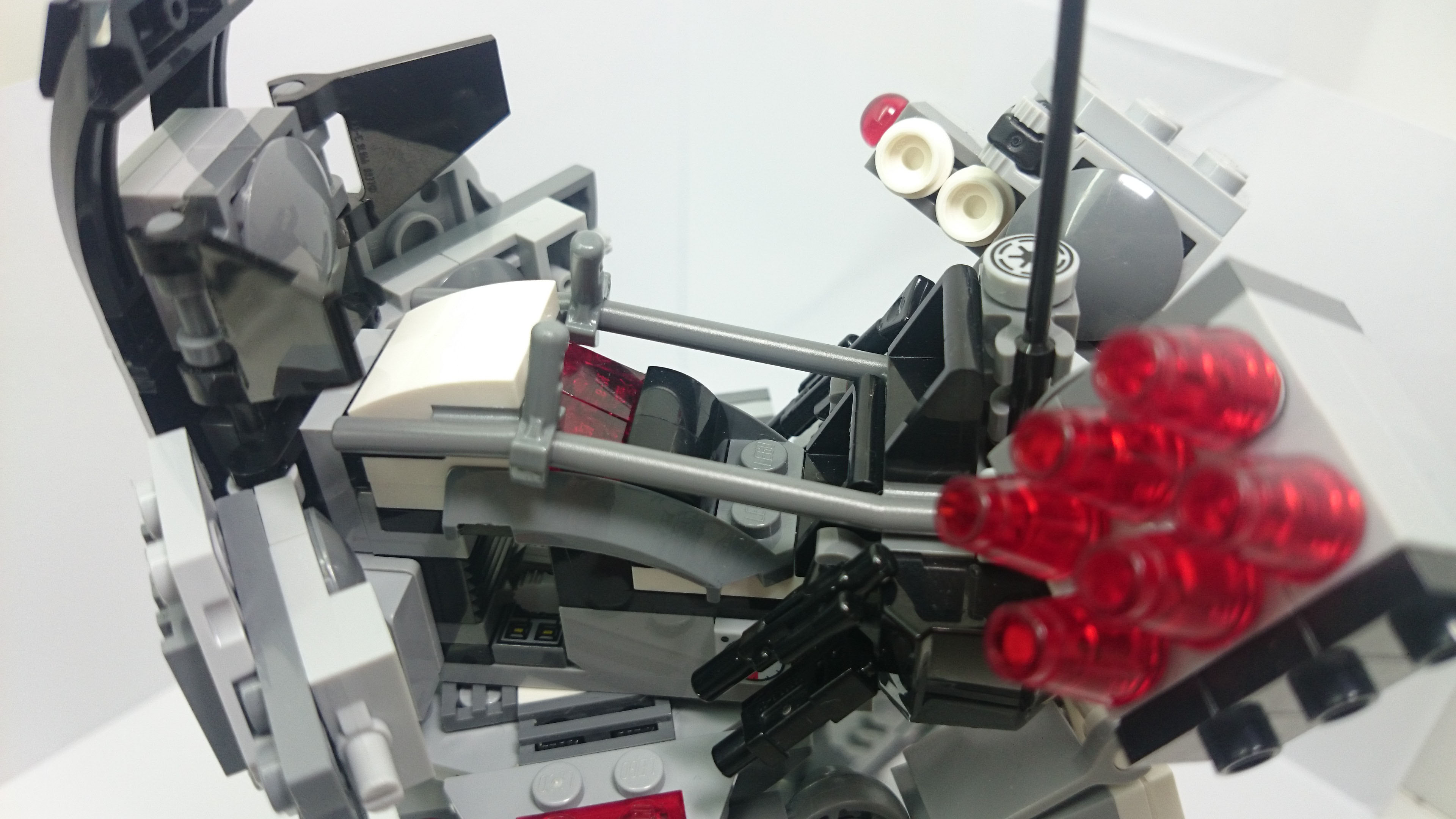 接著來到駕駛座的部分、正面裝甲可以展開