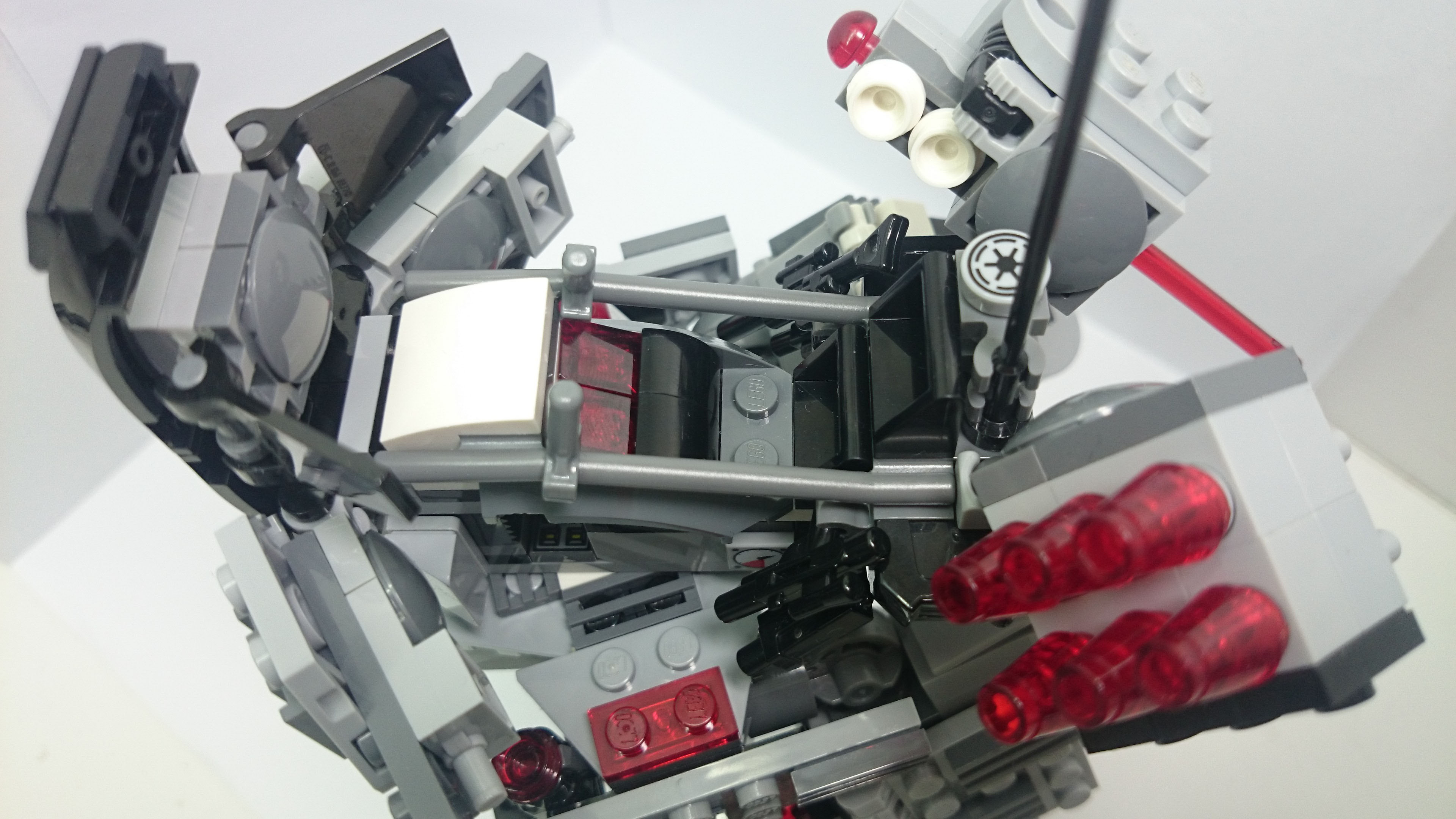 駕駛座後方左側的是飛彈發射器(六發)、中間有通訊裝置、右側有雷射主砲