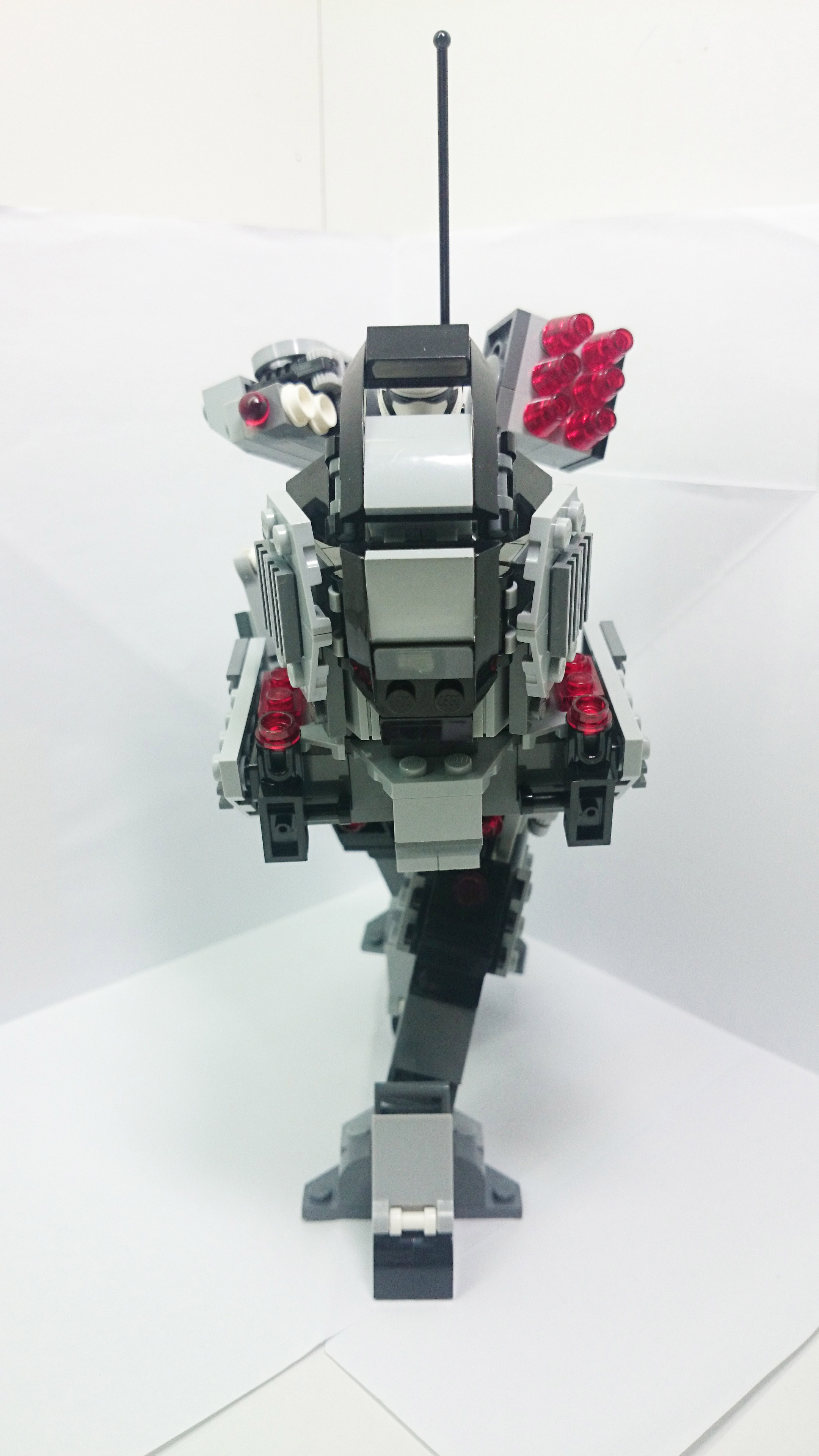 腳交叉也能站得很穩